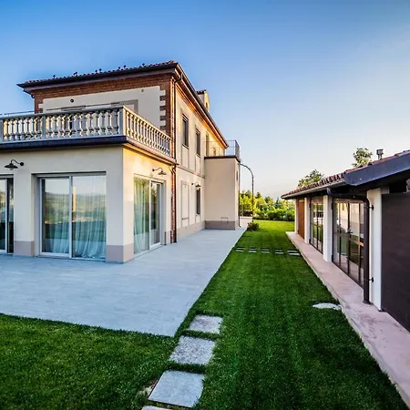 Leolo' Villa Monforte dʼAlba
